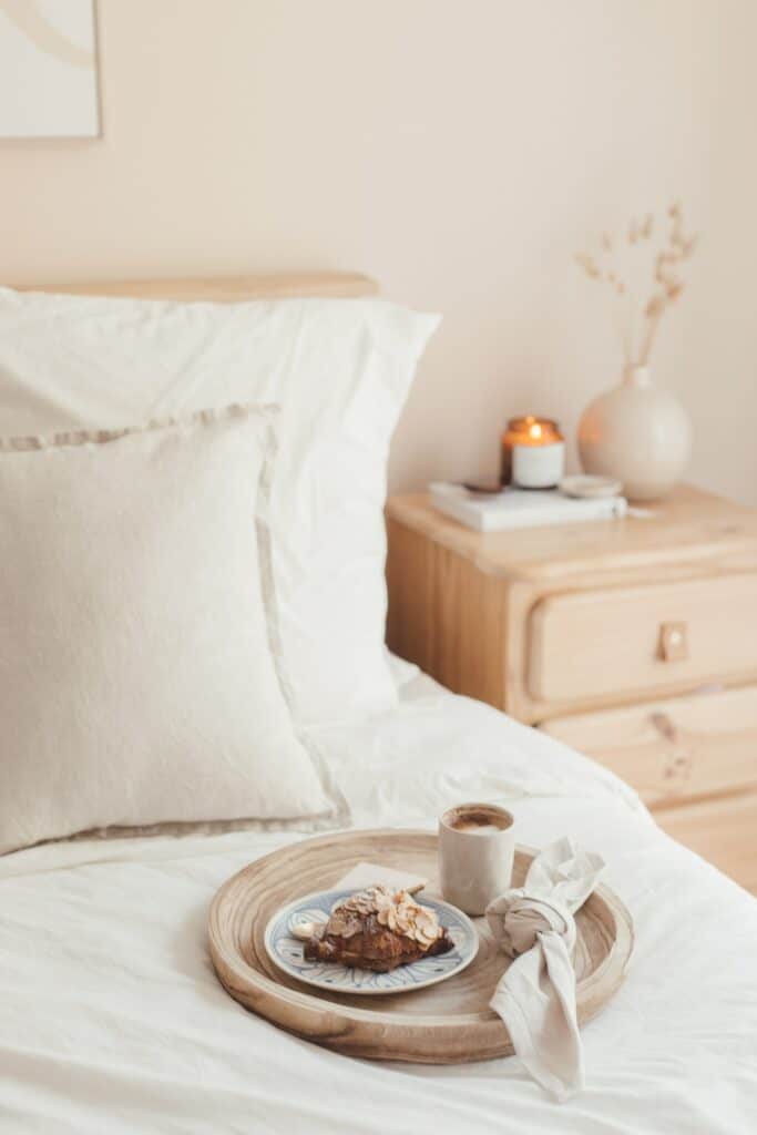 lit beige scandinave petit dejeuner table chevet decoration conciergerie Airbnb location maison appartement